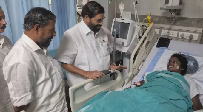 നവമിയെയും അലീനയെയും ആശുപത്രിയിൽ സന്ദർശിച്ച് മന്ത്രി വി.എൻ. വാസവൻ