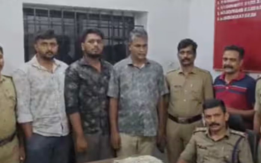ആഡംബര കാറിൽ  ആലപ്പുഴയിലേക്ക് കടത്തുകയായിരുന്ന 79,80,000 രൂപ പിടികൂടി