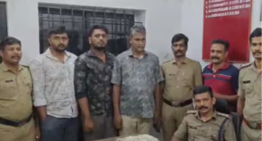 ആഡംബര കാറിൽ  ആലപ്പുഴയിലേക്ക് കടത്തുകയായിരുന്ന 79,80,000 രൂപ പിടികൂടി