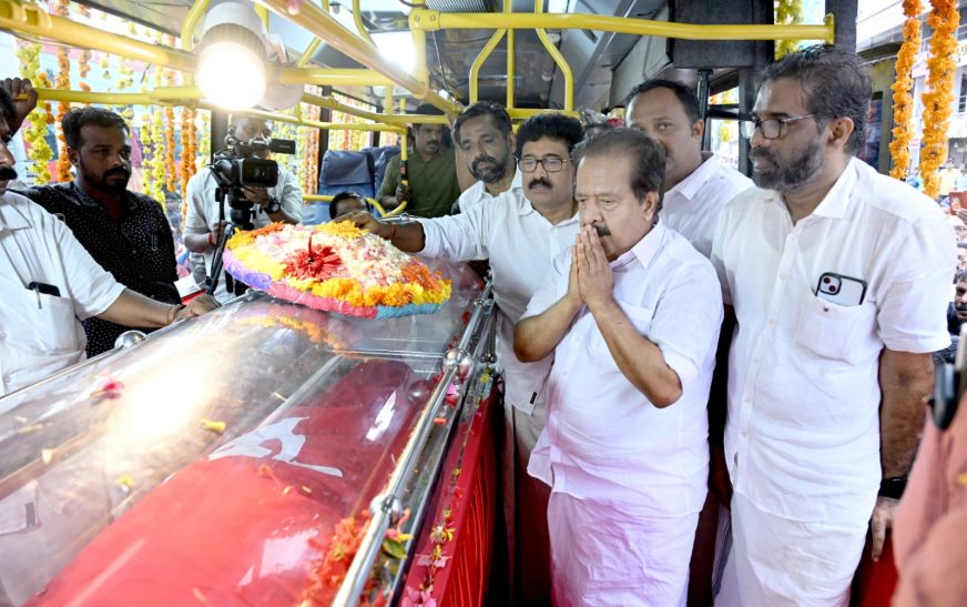 വി എസ് എന്റെ മണ്ഡലത്തിലൂടെ കടന്നുപോകുമ്പോള്‍ ഞാനിവിടെ വേണ്ടേ: ആദരാഞ്ജലി അർപ്പിച്ച് രമേശ് ചെന്നിത്തല