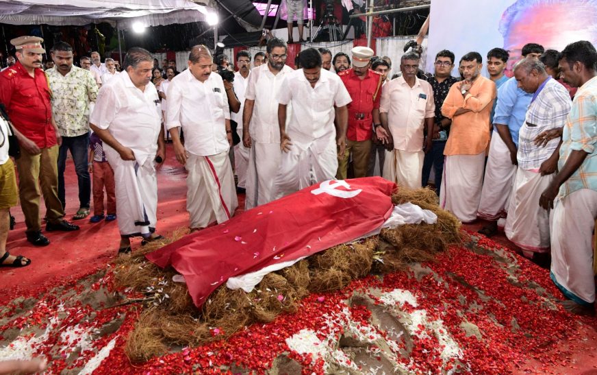 ഇന്നത്തെ പ്രഭാതം അച്ഛന്‍ ഒപ്പമില്ലെന്ന തിരിച്ചറിവിന്റേതുകൂടിയാണ് : കുറിപ്പ്പങ്കുവെച്ച് വിഎസിന്റെ മകൻ