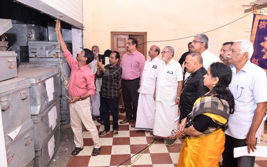 തദ്ദേശ തിരഞ്ഞെടുപ്പ് : വോട്ടിംഗ് യന്ത്രങ്ങളുടെ പ്രാഥമിക പരിശോധന ആരംഭിച്ചു