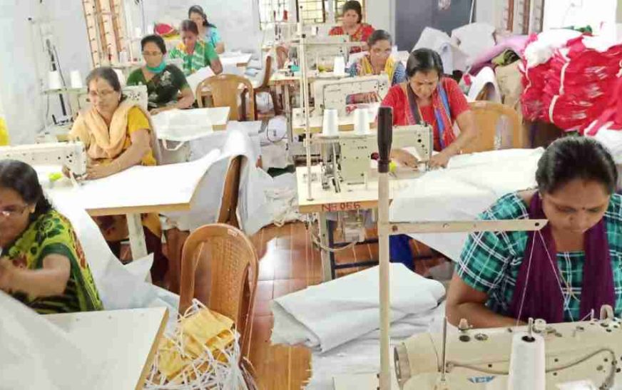 വിജയം തുന്നി പെണ്‍ക്കൂട്ടായ്മ, തുണി സഞ്ചി നിര്‍മാണത്തിലൂടെ വരുമാനവുമായി പന്തളം കുടുംബശ്രീ കൂട്ടായ്മ
