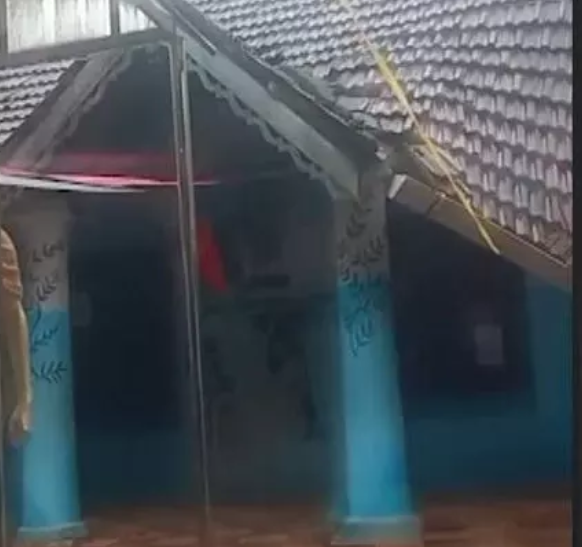 ആലപ്പുഴയിൽ സ്കൂൾ കെട്ടിടത്തിന്‍റെ മേൽക്കൂര തകർന്നു വീണു