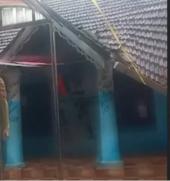 ആലപ്പുഴയിൽ സ്കൂൾ കെട്ടിടത്തിന്‍റെ മേൽക്കൂര തകർന്നു വീണു