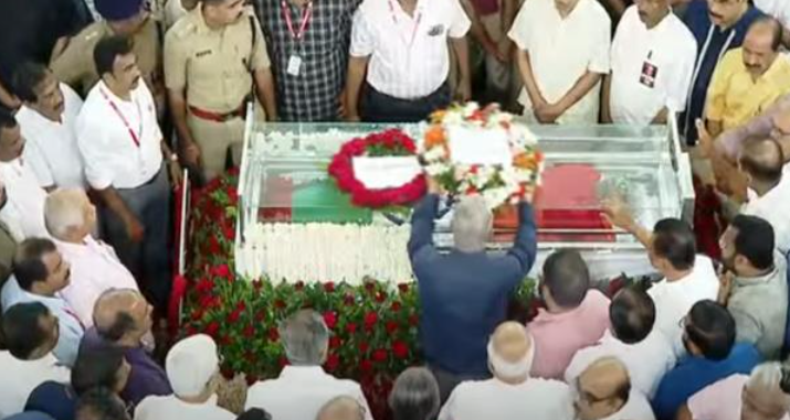 വി.എസിന് അന്തിമോപചാരം അർപ്പിച്ച് ആയിരങ്ങള്‍ ;ദർബാർ ഹാളിൽ പൊതുദർശനം ആരംഭിച്ചു