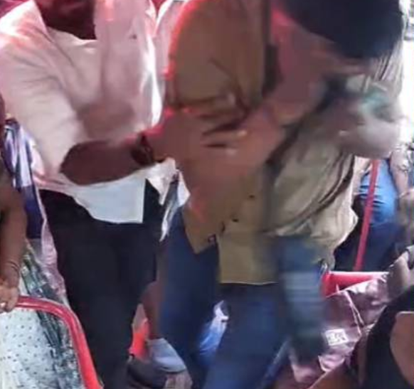കോഴിക്കോട് സ്വകാര്യ ബസ് കണ്ടക്ടർക്ക് ക്രൂരമർദ്ദനം