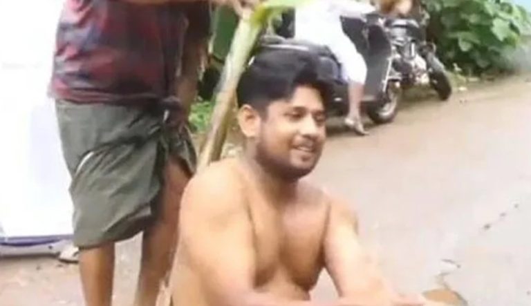 റോഡിൽ കെട്ടിക്കിടക്കുന്ന ചെളിവെള്ളത്തിൽ അലക്കിയും കുളിച്ചും യുവാവിന്റെ വേറിട്ട പ്രതിഷേധം