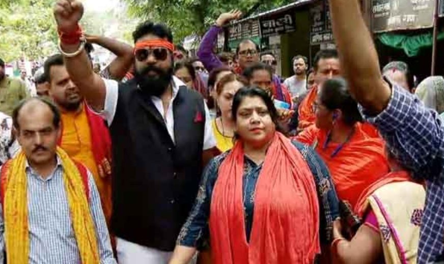 കോടതിക്ക് മുന്നിൽ മുദ്രാവാക്യം വിളികളോ‌ടെ ബജ്‍റം​ഗ്‍ദൾ പ്രവർത്തകർ