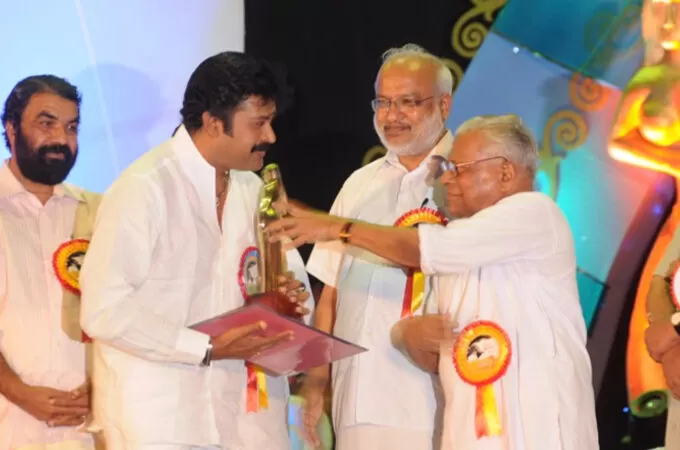 ആ നിമിഷത്തെ വളരെ അഭിമാനപൂർവ്വം ഇന്നോർക്കുന്നു: വി എസിന്റെ ഓര്‍മ പങ്കുവെച്ച് മനോജ് കെ. ജയന്‍