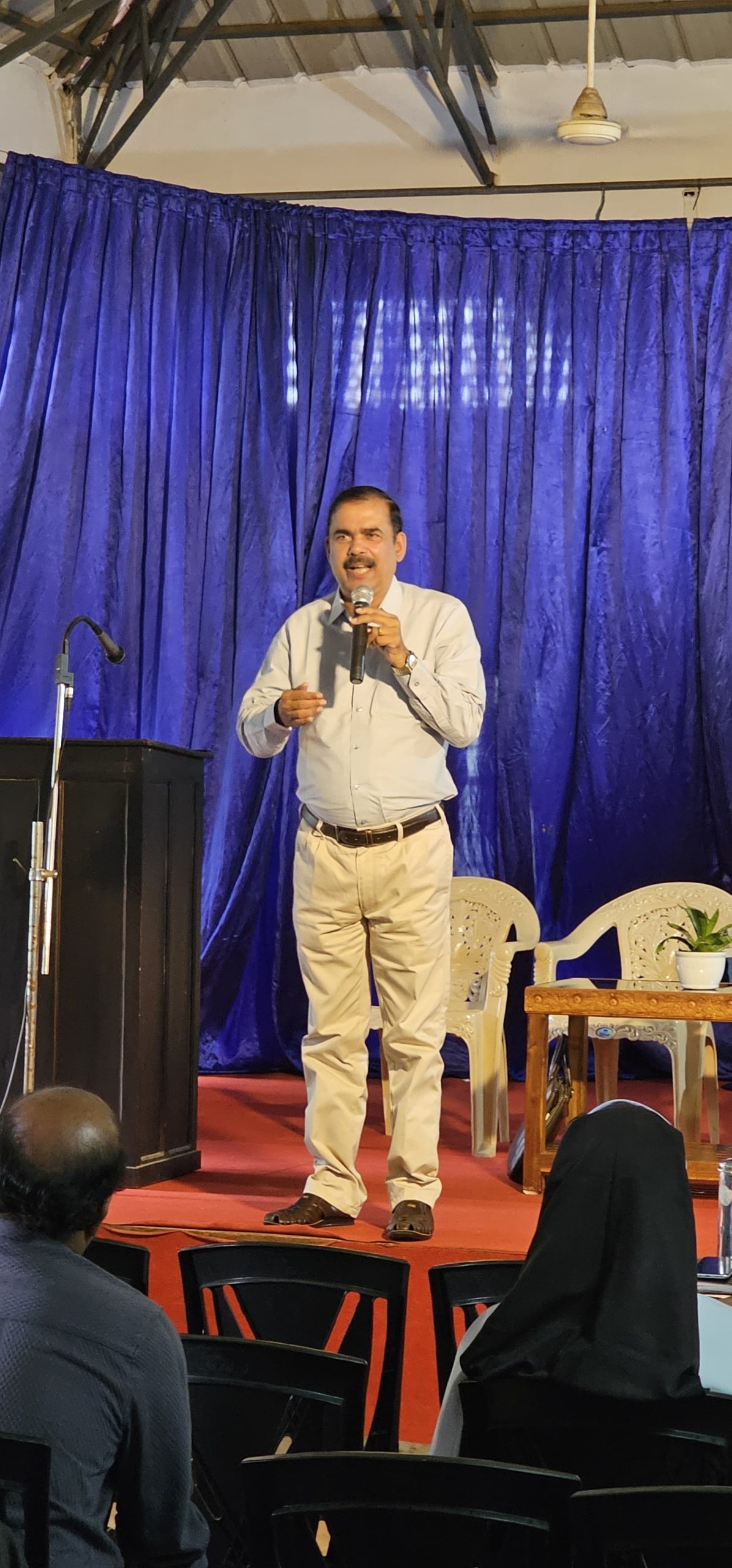 ‘കുട്ടികളെ മെരുക്കരുത്,ഇണക്കി വളർത്തുക’;അഡ്വ ചാർളി പോൾ