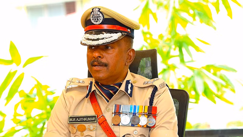 ശബരിമലയിലേക്ക് എംആർ അജിത് കുമാർ നടത്തിയ ട്രാക്ടർ യാത്ര; സിസിടിവി ദൃശ്യം പ്രധാന തെളിവ്