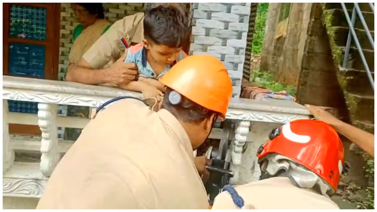 കളിക്കുന്നതിനിടെ നാലുവയസുകാരന്‍റെ കാൽ വീടിന്‍റെ സോപാനത്തിൽ കുടുങ്ങി