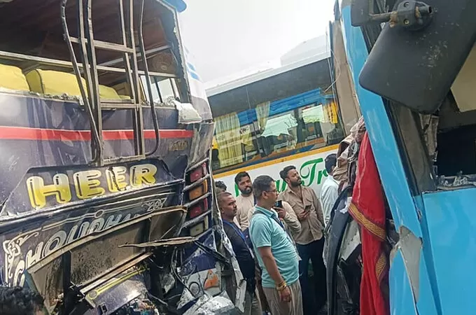 ജമ്മുവിൽ തീർത്ഥാടകരുമായി സഞ്ചരിച്ച ബസുകൾ കൂട്ടിയിടിച്ച് അപകടം