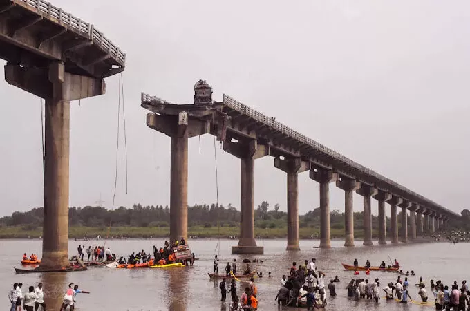 അപകടസൂചന നൽകിയിരുന്നു; പാലം തകർന്നതിൽ സർക്കാരിനെതിരെ ഗുരുതര ആരോപണം