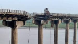 വ​ഡോ​ദ​ര​യി​ൽ പാ​ലം ത​ക​ർ​ന്നു​വീ​ണ് ര​ണ്ടു മ​ര​ണം