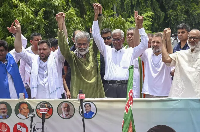 സംഘടിച്ച് പ്രവര്‍ത്തിക്കാനുള്ള സമയമാണ്; രാഹുൽ ഗാന്ധിക്കൊപ്പം എം.എ. ബേബി