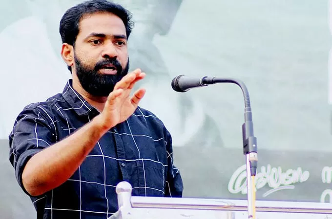 ‘നേരിട്ട് വീട് വച്ച് കൊടുത്ത് ഡിവൈഎഫ്ഐ ഗ്രാമം ഉണ്ടാക്കാൻ ഉദ്ദേശിക്കുന്നില്ല’; വി കെ സനോജ്