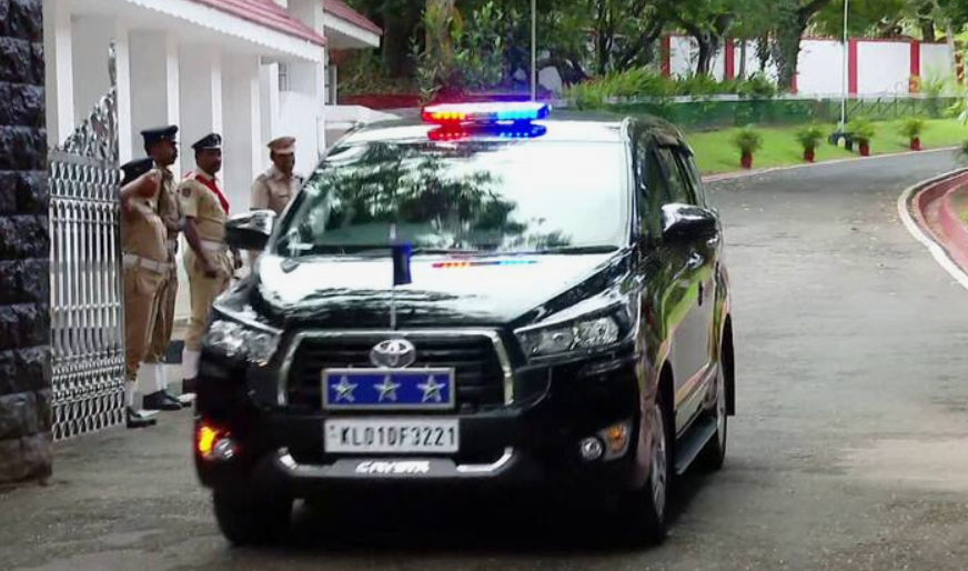 സംസ്ഥാനത്തിൻ്റെ പുതിയ പൊലീസ് മേധാവിയായി ചുമതലയേറ്റ ഡിജിപി റവാ‍ഡ ചന്ദ്രശേഖർ രാജ്‌ഭവനിലെത്തി