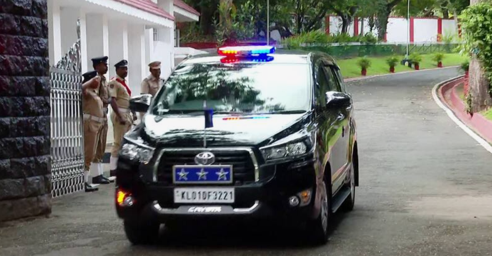 സംസ്ഥാനത്തിൻ്റെ പുതിയ പൊലീസ് മേധാവിയായി ചുമതലയേറ്റ ഡിജിപി റവാ‍ഡ ചന്ദ്രശേഖർ രാജ്‌ഭവനിലെത്തി