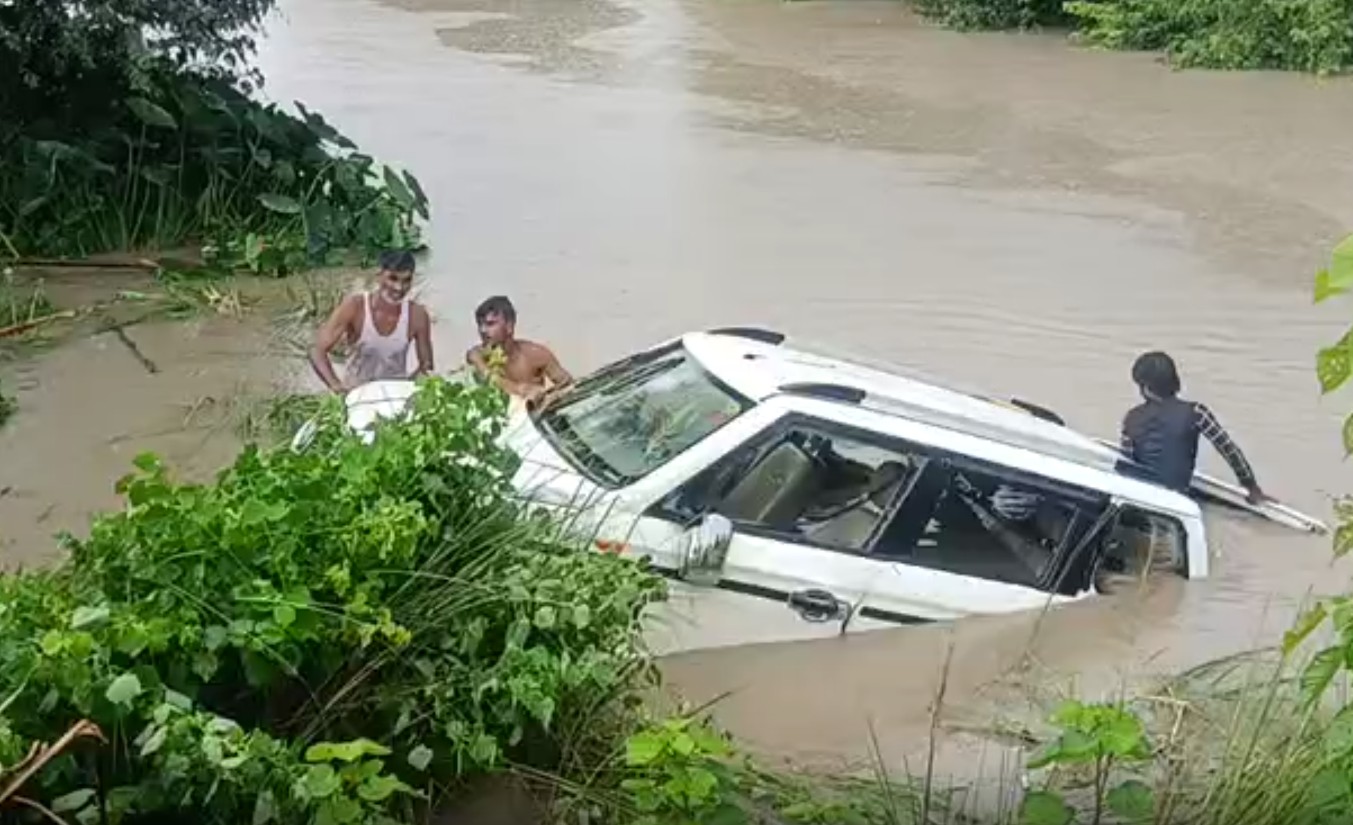 ഉ​ത്ത​ർ​പ്ര​ദേ​ശി​​ൽ വാ​ഹ​നം ക​നാ​ലി​ലേ​ക്ക് മ​റി​ഞ്ഞ് ഏ​ഴ് കു​ട്ടി​ക​ൾ ഉ​ൾ​പ്പ​ടെ 11പേ​ർ മ​രി​ച്ചു