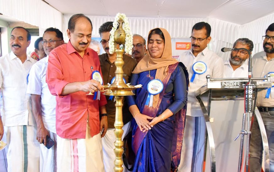 ഓണക്കാലത്ത് മുഴുവന്‍ കാര്‍ഡുടമകള്‍ക്കും മാവേലി സ്റ്റോര്‍ വഴി 25 രൂപക്ക് 20 കിലോ അരികൂടി ലഭ്യമാക്കും -മന്ത്രി ജി ആര്‍ അനില്‍     എളേറ്റില്‍ വട്ടോളി, കൈതപ്പൊയില്‍ മാവേലി സൂപ്പര്‍ സ്റ്റോറുകളുടെ ഉദ്ഘാടനം മന്ത്രി നിര്‍വഹിച്ചു