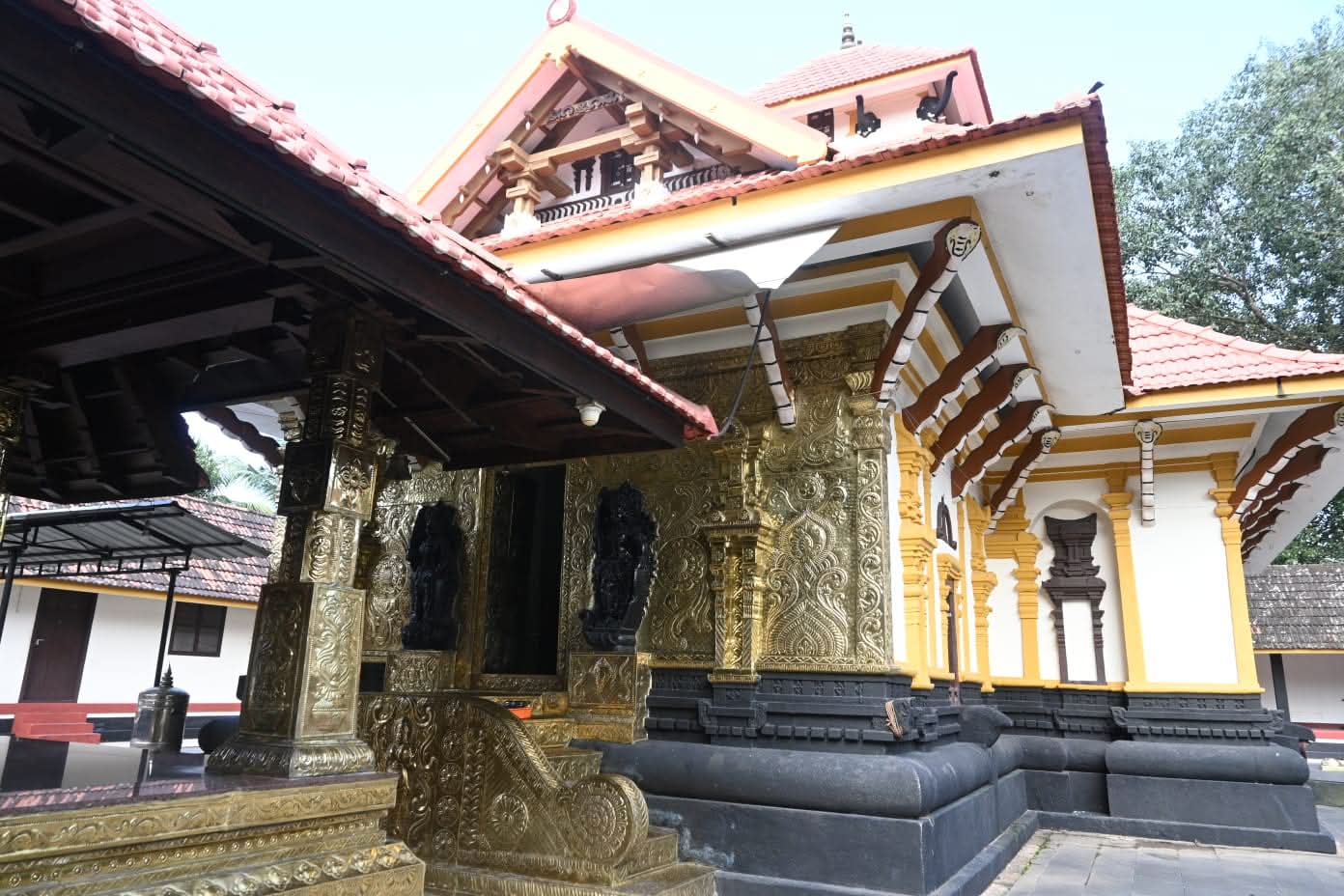 പന്നിയങ്കര ക്ഷേത്രത്തിനുണ്ട് മൂന്നു പെരുമാക്കന്മാരുടെ പെരുമ 