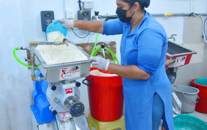 അറ്റുതൂങ്ങിയ കൈയിൽ സ്വപ്നങ്ങൾ തുന്നിച്ചേർത്ത് ജസ്നയുടെ സംരംഭകയാത്ര 