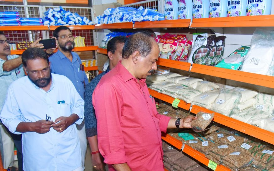 സപ്ലൈകോ മാവേലി സ്റ്റോറില്‍ മന്ത്രി ജി ആര്‍ അനിലിന്റെ അപ്രതീക്ഷിത സന്ദര്‍ശനം 