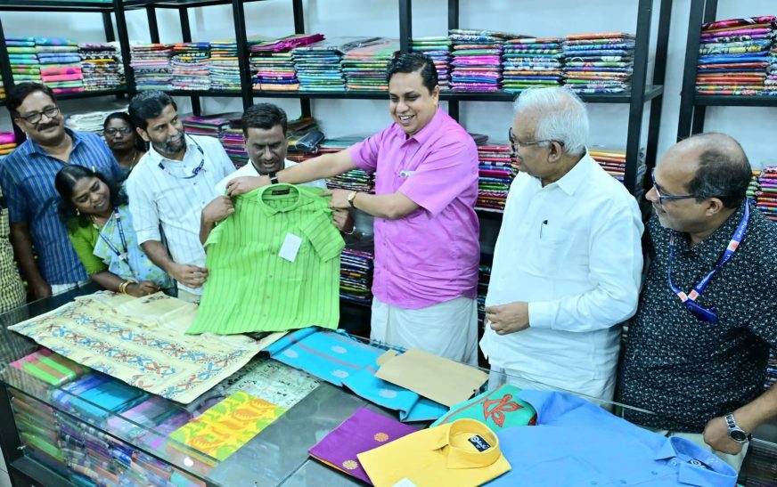 കണ്ണൂരിൽ ഖാദി ഓണം മേളയ്ക്ക് തുടക്കമായി     പുതിയ ഖാദി ജെൻ സിയ്ക്കും ജെൻ ആൽഫയ്ക്കും: സ്പീക്കർ എ എൻ ഷംസീർ 