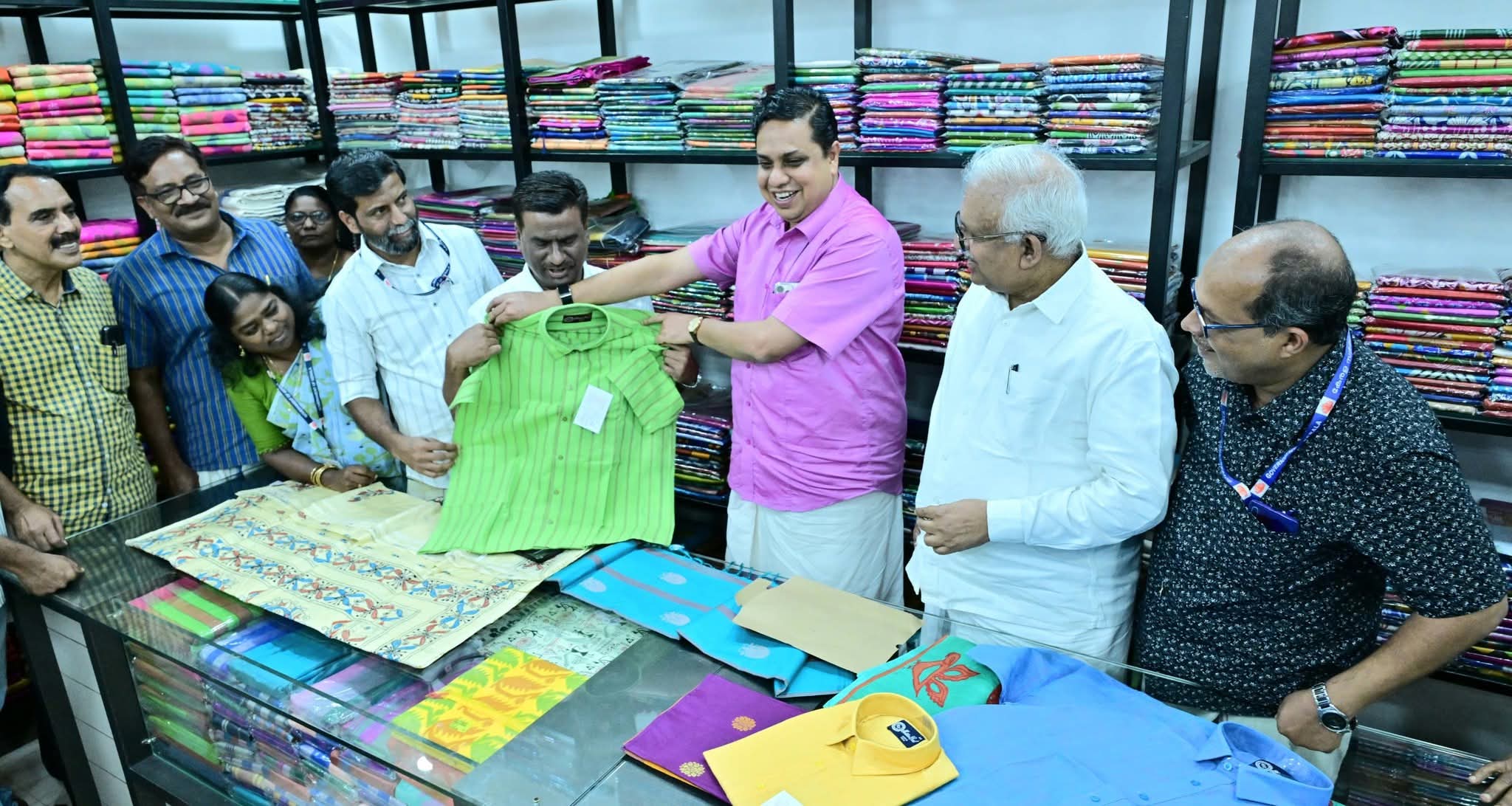 കണ്ണൂരിൽ ഖാദി ഓണം മേളയ്ക്ക് തുടക്കമായി     പുതിയ ഖാദി ജെൻ സിയ്ക്കും ജെൻ ആൽഫയ്ക്കും: സ്പീക്കർ എ എൻ ഷംസീർ 
