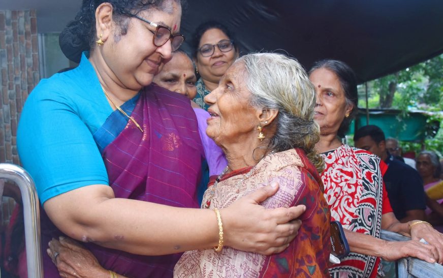 പകല്‍വീട്ടിലെ സ്‌നേഹത്തണലില്‍ സൗഹൃദം പങ്കിട്ട് മന്ത്രി 