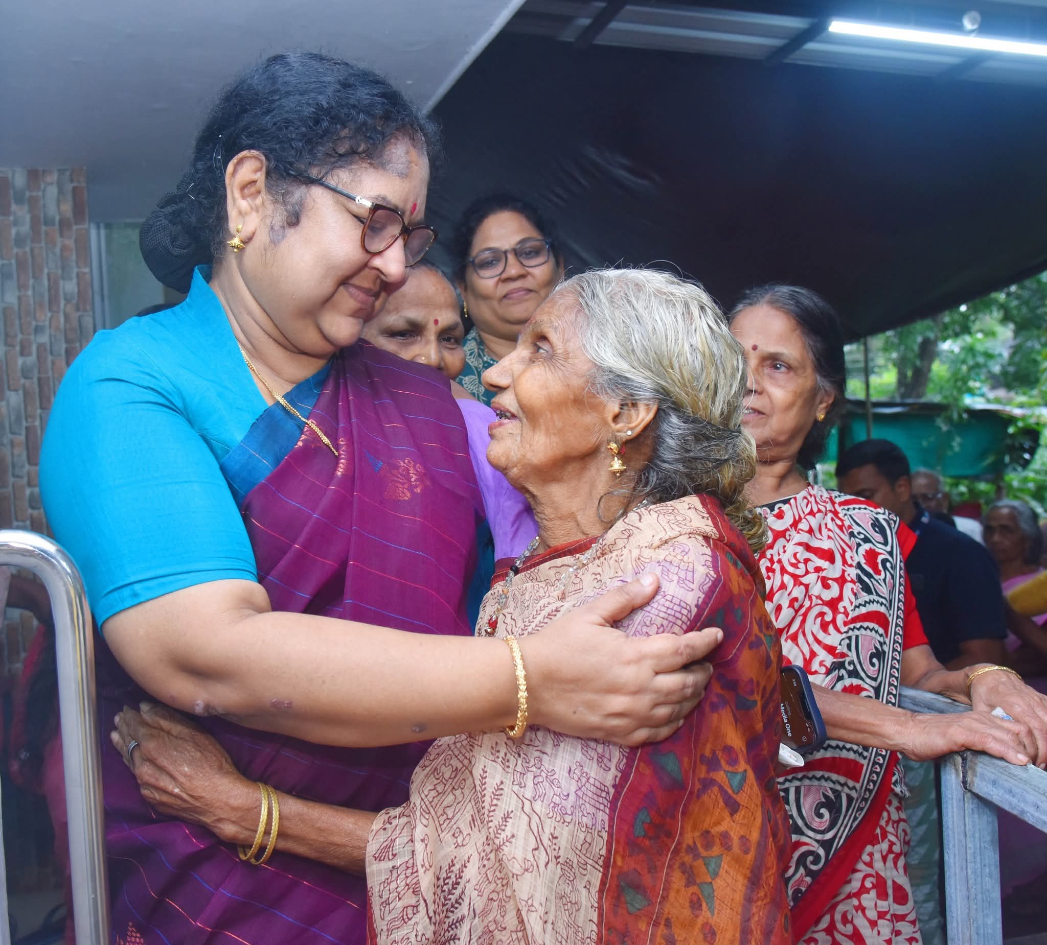 പകല്‍വീട്ടിലെ സ്‌നേഹത്തണലില്‍ സൗഹൃദം പങ്കിട്ട് മന്ത്രി 
