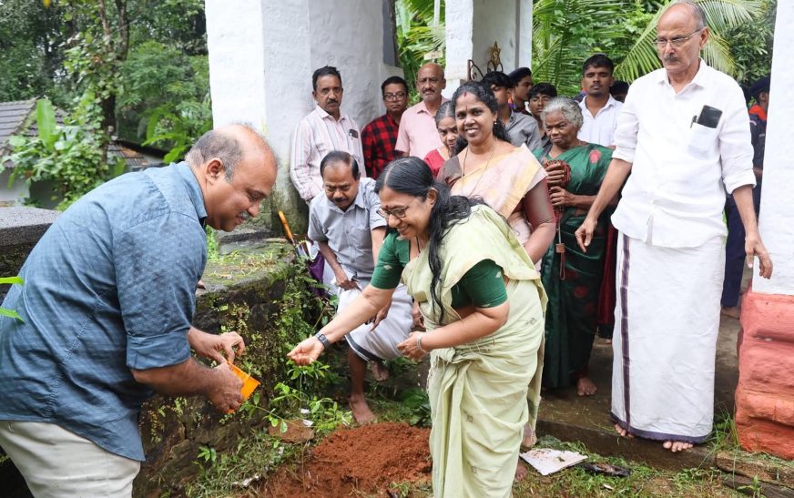 ദേവഹരിതം പദ്ധതിക്ക് പൂഞ്ഞാർ മധുരമീനാക്ഷി ദേവീക്ഷേത്രത്തിൽ തുടക്കം