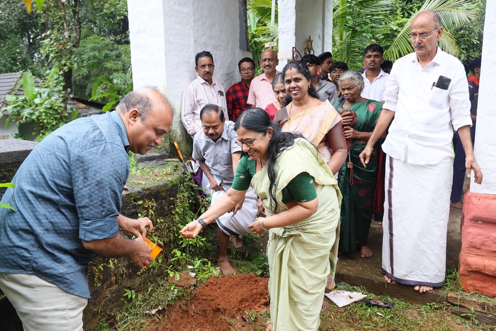 ദേവഹരിതം പദ്ധതിക്ക് പൂഞ്ഞാർ മധുരമീനാക്ഷി ദേവീക്ഷേത്രത്തിൽ തുടക്കം