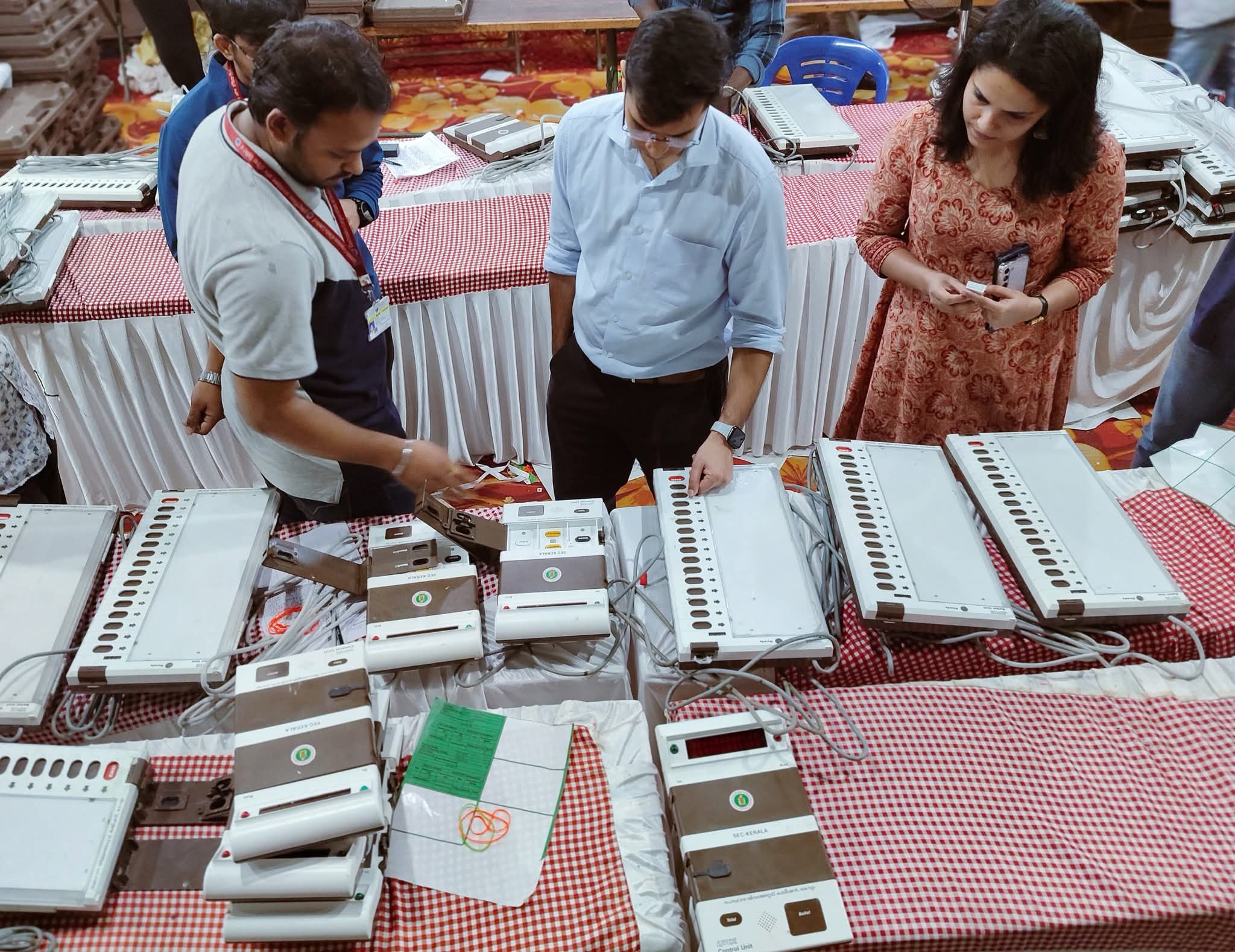 തദ്ദേശ സ്വയംഭരണ തെരഞ്ഞെടുപ്പ്: ഇലക്ട്രോണിക് വോട്ടിങ് യന്ത്രങ്ങളുടെ ആദ്യഘട്ട പരിശോധന ജില്ലാ കലക്ടര്‍ വിലയിരുത്തി