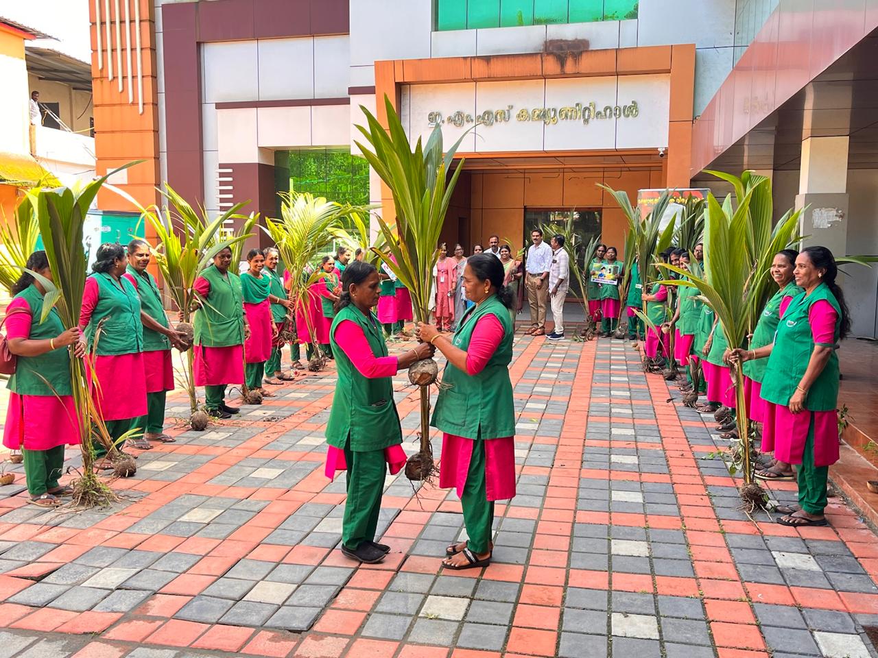 ലോക സൗഹൃദ ദിനത്തിൽ വൃക്ഷത്തൈ കൈമാറ്റവുമായി  ഹരിതകേരളം മിഷനും പുന്നപ്ര വടക്ക് പഞ്ചായത്തും