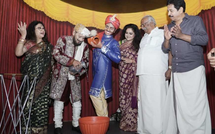 വിഖ്യാത മാന്ത്രികന്‍ പി.സി സര്‍ക്കാരിന്റെ പ്രതിമയ്ക്കു മുമ്പില്‍ വിതുമ്പി പി.സി സര്‍ക്കാര്‍ ജൂനിയര്‍