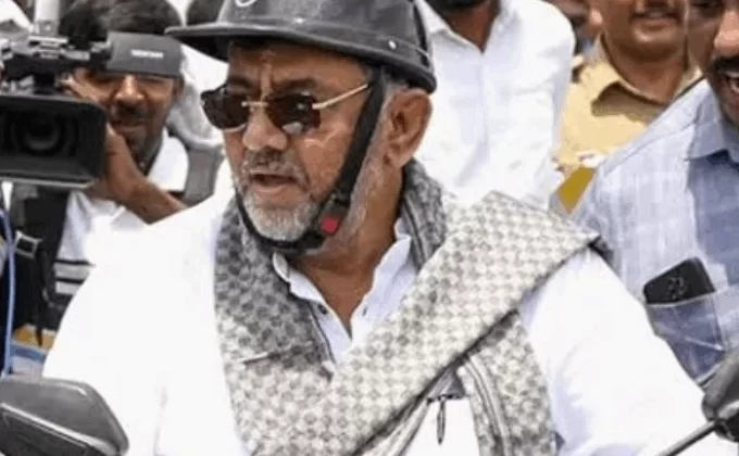 ഹാഫ് ഹെൽമെറ്റ് വച്ച് യാത്ര ചെയ്തു: ഡി കെ ശിവകുമാറിന് 18,500 രൂപ പിഴ; ഒപ്പം ഉണ്ടായിരുന്ന മന്ത്രിയും പെട്ടു