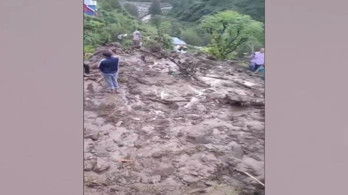 ജമ്മു കശ്മീരിലെ റംബാനിൽ  വെള്ളപ്പൊക്കം; മൂന്ന് മരണം