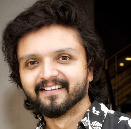 അവതാരകനും നടനുമായ രാജേഷ് കേശവന്റെ ആരോഗ്യനിലയിൽ നേരിയ പുരോഗതി