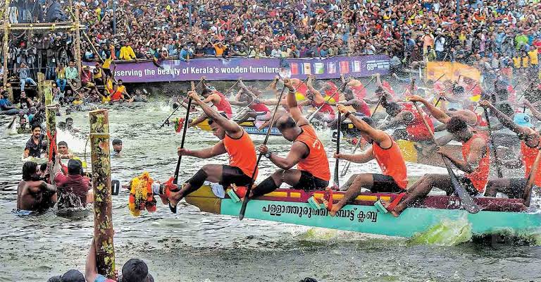 പക അത് വീട്ടാനുള്ളതാണ്…ട്രോഫിയിൽ മുത്തമിട്ട്  വീയപുരം