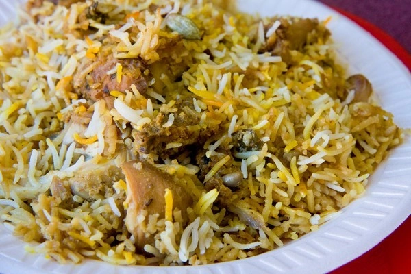 ബാലുശ്ശേരിയിൽ ഹോട്ടലിൽ നിന്നും പാഴ്സൽ വാങ്ങിയ ബിരിയാണിയിൽ പുഴു