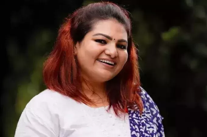 നിർമ്മാതാവ് സാന്ദ്രാ തോമസ് നിയമം പഠിക്കുന്നു; ക്രൈസ്റ്റ് ലോ അക്കാദമിയിൽ എൽ.എൽ.ബി. കോഴ്‌സിന് ചേർന്നു