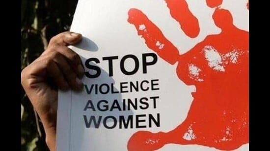 അധ്യാപികയ്ക്ക് നേരെ ആസിഡ് ആക്രമണം; യുവാവും യുവതിയും പിടിയിൽ