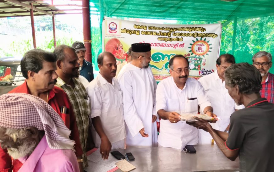 തെരുവിൽ പാർക്കുന്നവരോടൊപ്പം ഓണം ആഘോഷിച്ച് തിരുവല്ല ഡെവലപ്മെൻ്റ് സൊസൈറ്റിയും കേരളാ സ്നേഹ കൂട്ടായ്മയും