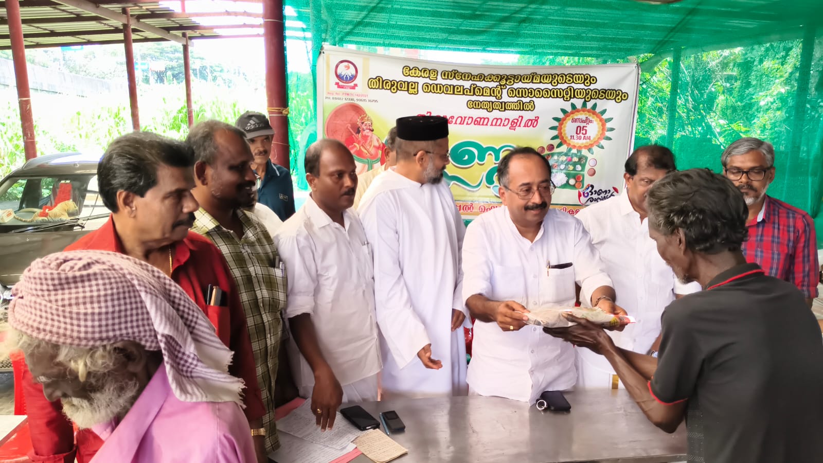 തെരുവിൽ പാർക്കുന്നവരോടൊപ്പം ഓണം ആഘോഷിച്ച് തിരുവല്ല ഡെവലപ്മെൻ്റ് സൊസൈറ്റിയും കേരളാ സ്നേഹ കൂട്ടായ്മയും