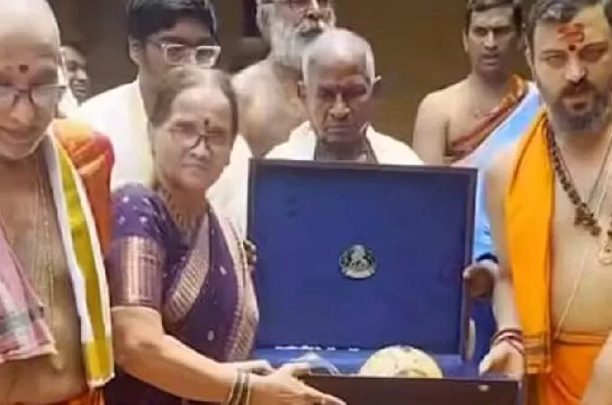 എട്ടുകോടിയോളം രൂപ മൂല്യമുള്ള വജ്ര കിരീടങ്ങളും സ്വർണവാളും മൂകാംബിക ക്ഷേത്രത്തിൽ സമർപ്പിച്ച് ഇളയരാജ