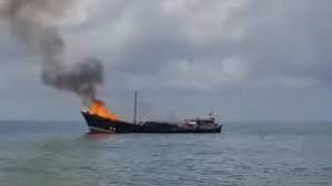 ഗുജറാത്ത് തീരത്ത് കപ്പലിന് തീപിടിച്ചു