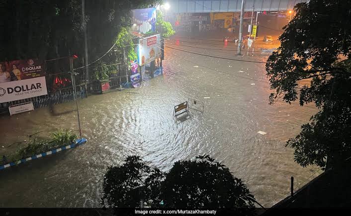 മഴയിൽ മുങ്ങി കൊൽക്കത്ത നഗരം; മഴക്കെടുതിയിൽ അഞ്ചുപേർ മരിച്ചു